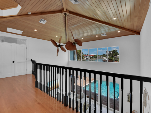 Very Short walk to the beach in the Moorings Naples area